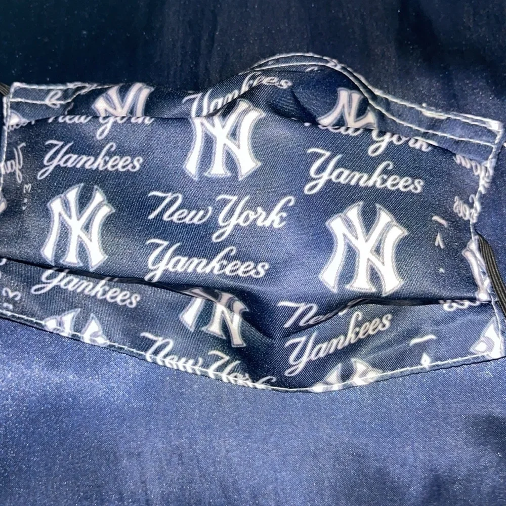 New kid’s NY Yankees face mask